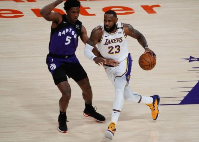 詹皇：没觉得过早复出 制定附加赛的人应该被解雇